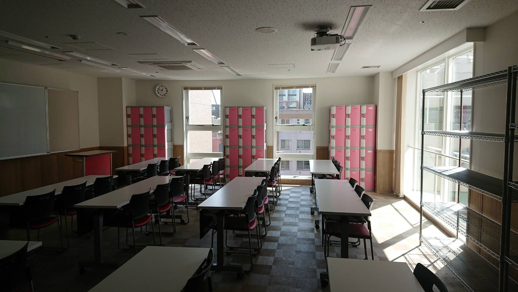 北海道の専門学校様での設置例 レック 学校用 病院用 防災 災害用錆びないプラスチックロッカー